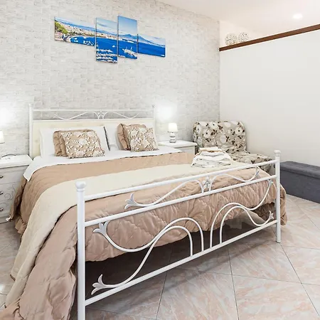 Vesuvian Stone Bed & Breakfast