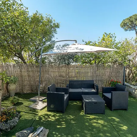 Vesuvian Stone לינה וארוחת בוקר 4*