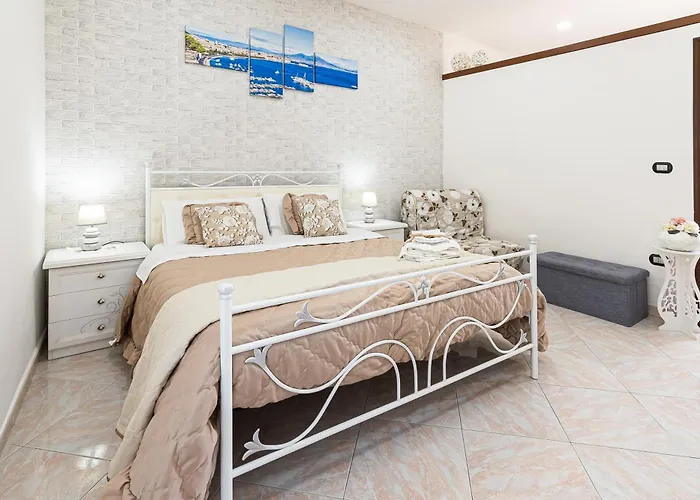 Vesuvian Stone Couette-café